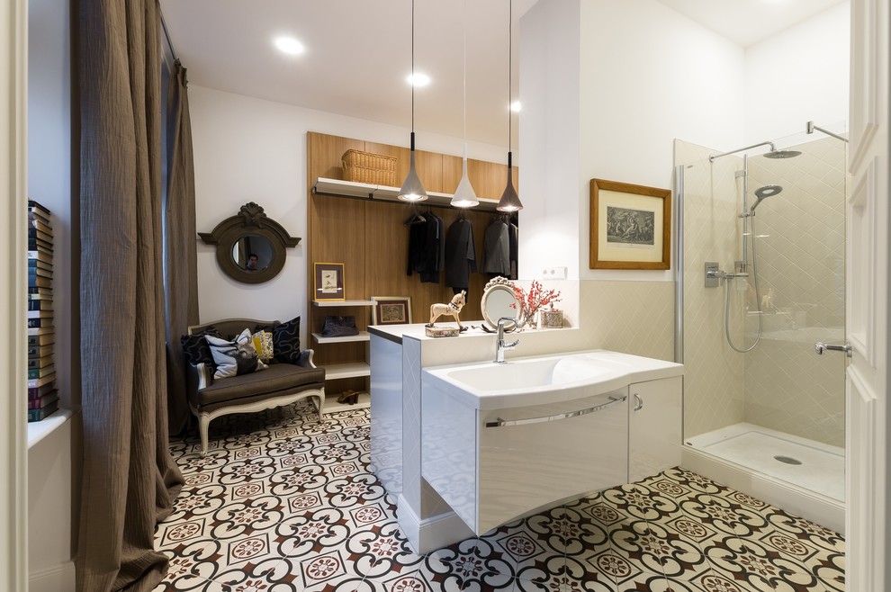 Modern inredning av ett badrum med dusch, med släta luckor, vita skåp, en dusch i en alkov, vita väggar, ett integrerad handfat och dusch med gångjärnsdörr