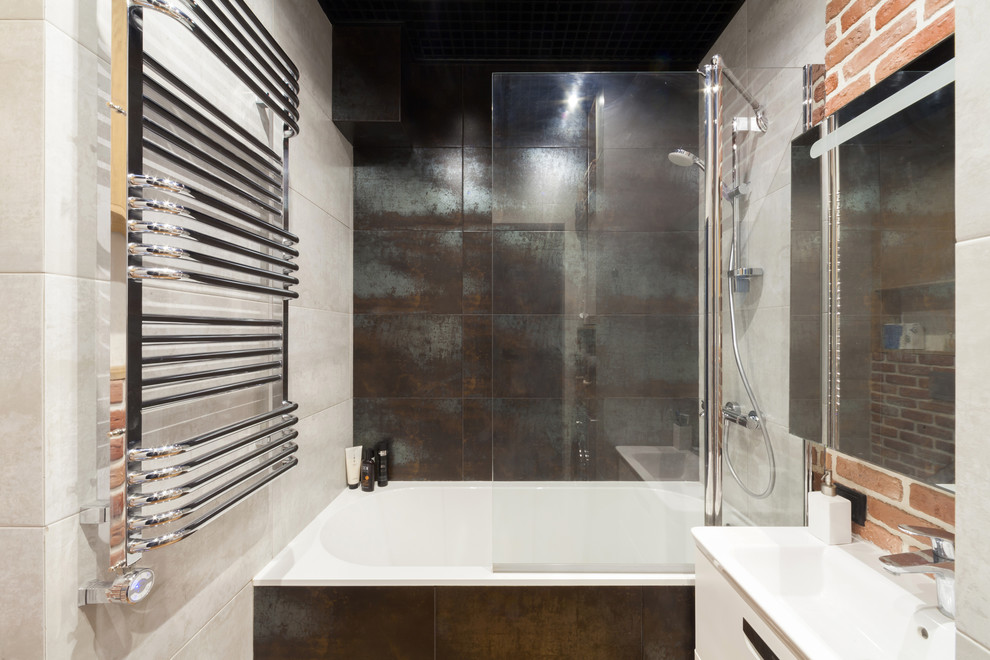 Foto på ett industriellt en-suite badrum, med släta luckor, vita skåp, ett badkar i en alkov, en dusch/badkar-kombination, brun kakel, grå kakel, ett integrerad handfat och med dusch som är öppen