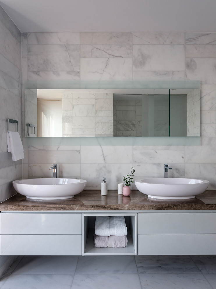 Foto på ett stort funkis brun en-suite badrum, med släta luckor, grå skåp, vit kakel, marmorkakel, marmorgolv, ett fristående handfat, marmorbänkskiva och vitt golv