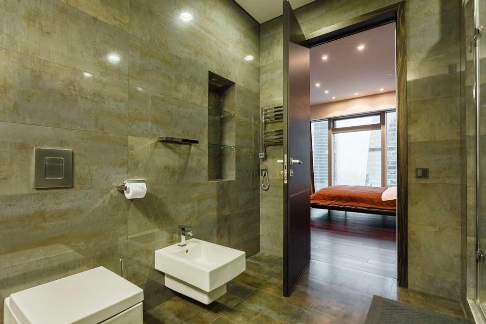 На фото: большая главная ванная комната в современном стиле с ванной в нише, душевой комнатой, инсталляцией, каменной плиткой и душем с распашными дверями