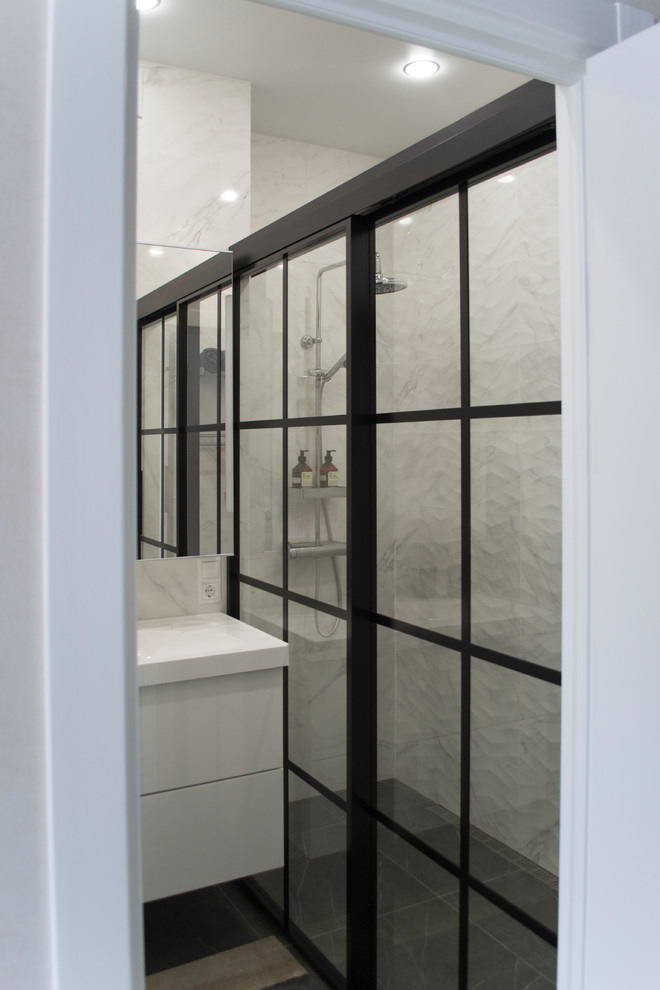 Источник вдохновения для домашнего уюта: ванная комната среднего размера в стиле лофт с плоскими фасадами, белыми фасадами, душем без бортиков, инсталляцией, белой плиткой, керамической плиткой, белыми стенами, душевой кабиной, подвесной раковиной и душем с раздвижными дверями