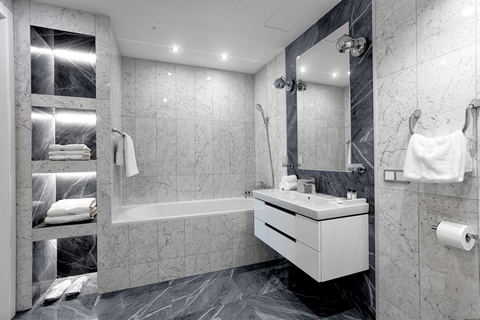 Свежая идея для дизайна: большая ванная комната в современном стиле с плоскими фасадами, белыми фасадами, ванной в нише, душем над ванной, белой плиткой, консольной раковиной, серым полом и открытым душем - отличное фото интерьера