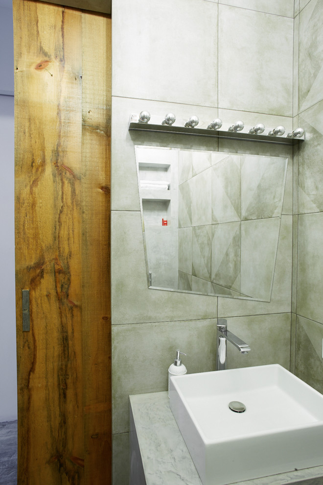 Стильный дизайн: главная ванная комната в современном стиле с серой плиткой, серыми стенами и настольной раковиной - последний тренд