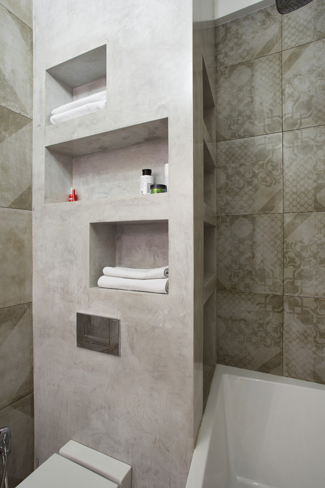 Идея дизайна: главная ванная комната в стиле лофт с душем над ванной, серой плиткой, серыми стенами, настольной раковиной и серым полом