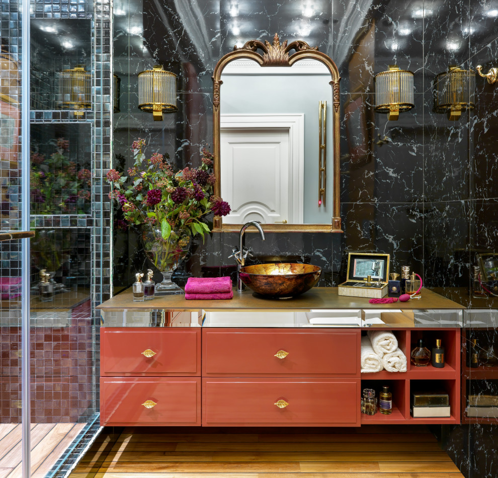Diseño de cuarto de baño tradicional renovado con puertas de armario naranjas, baldosas y/o azulejos negros, aseo y ducha, lavabo sobreencimera, suelo marrón y encimeras amarillas