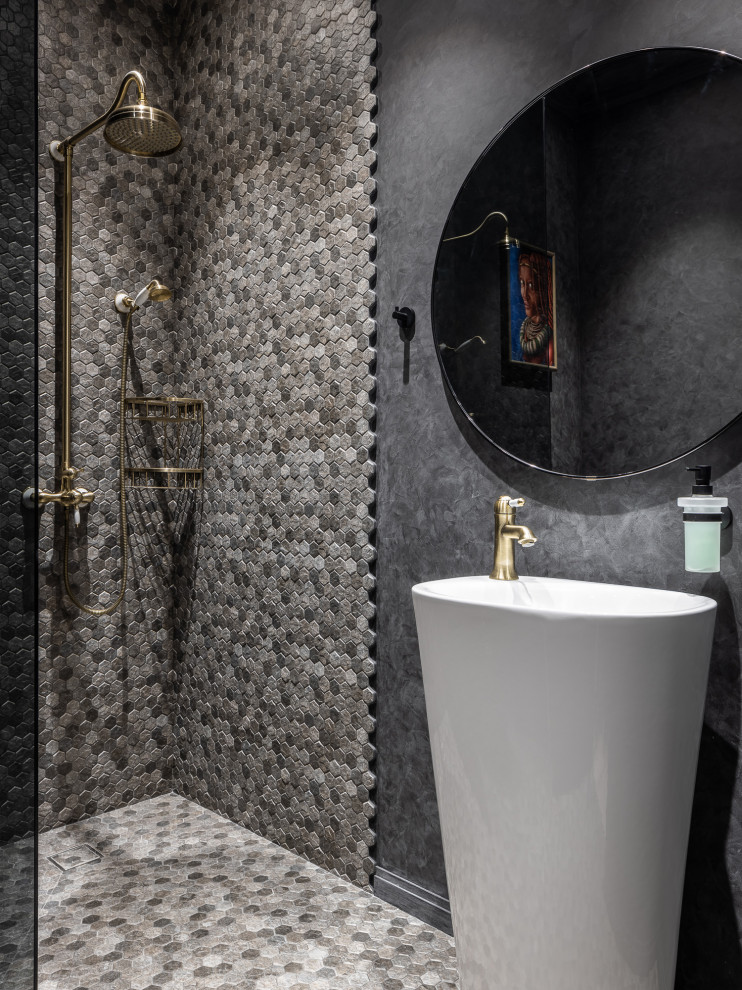 На фото: ванная комната в современном стиле с душем без бортиков, серой плиткой, серыми стенами, душевой кабиной, серым полом, тумбой под одну раковину и плиткой мозаикой с