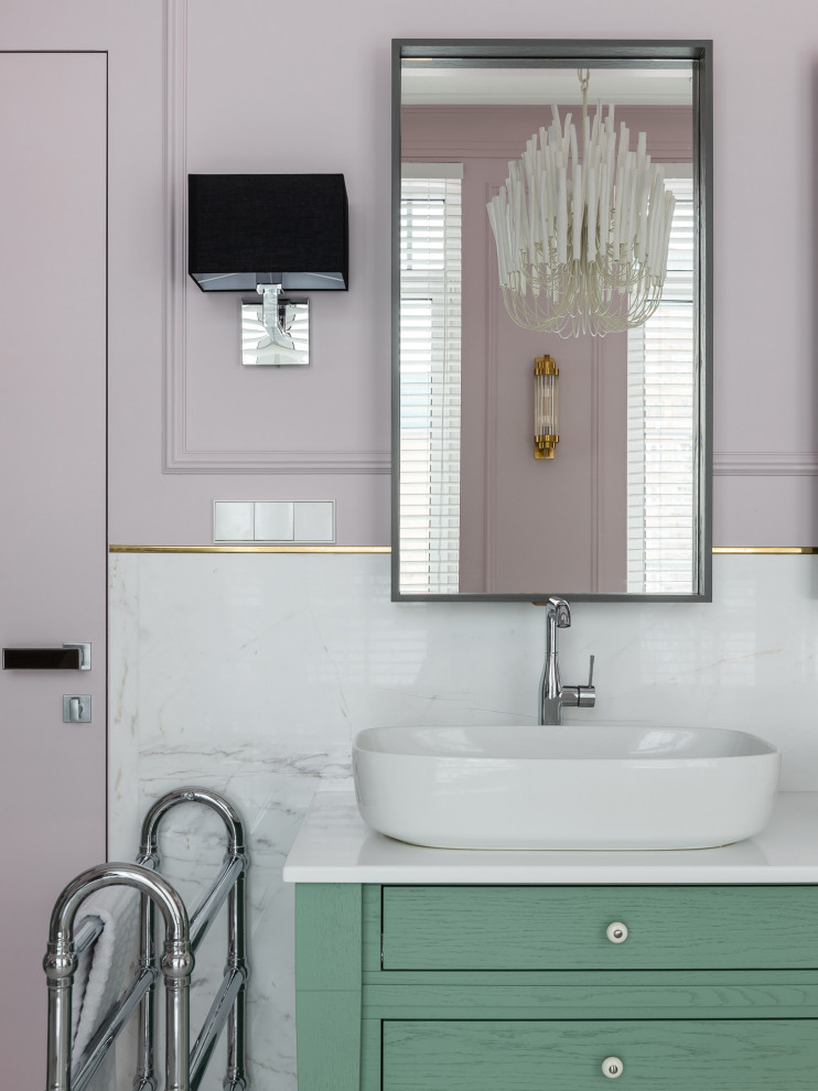 Modelo de cuarto de baño a medida actual de tamaño medio con puertas de armario verdes, baldosas y/o azulejos grises, baldosas y/o azulejos blancos, paredes púrpuras, aseo y ducha, lavabo sobreencimera, encimeras blancas y armarios con paneles lisos