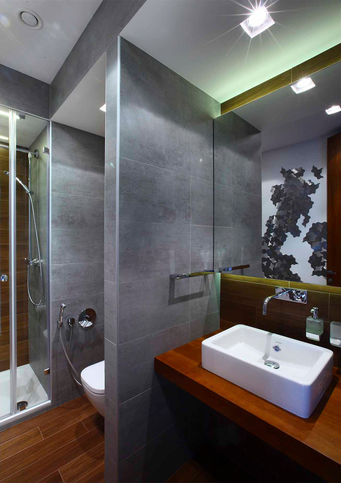 Inredning av ett modernt badrum med dusch, med ett fristående handfat