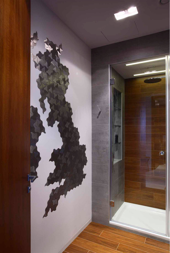 На фото: ванная комната в современном стиле с душевой кабиной с