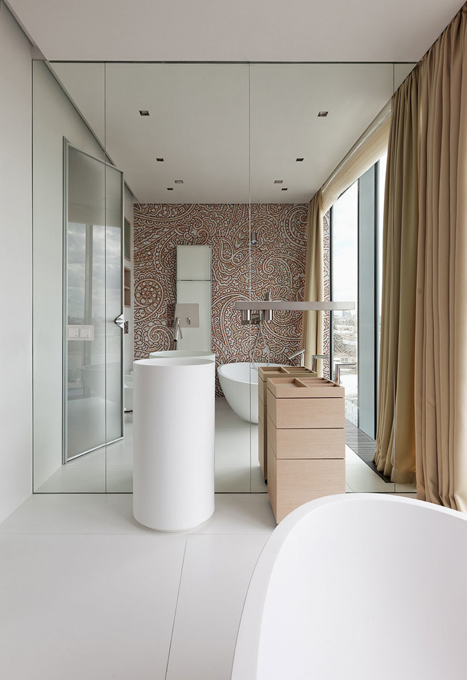 Свежая идея для дизайна: ванная комната среднего размера в современном стиле с раковиной с пьедесталом и белым полом - отличное фото интерьера