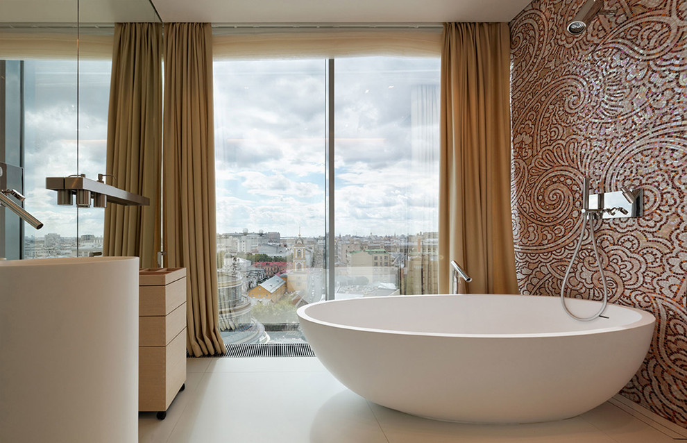 На фото: главная ванная комната среднего размера в современном стиле с отдельно стоящей ванной, коричневыми стенами, раковиной с пьедесталом и белым полом с