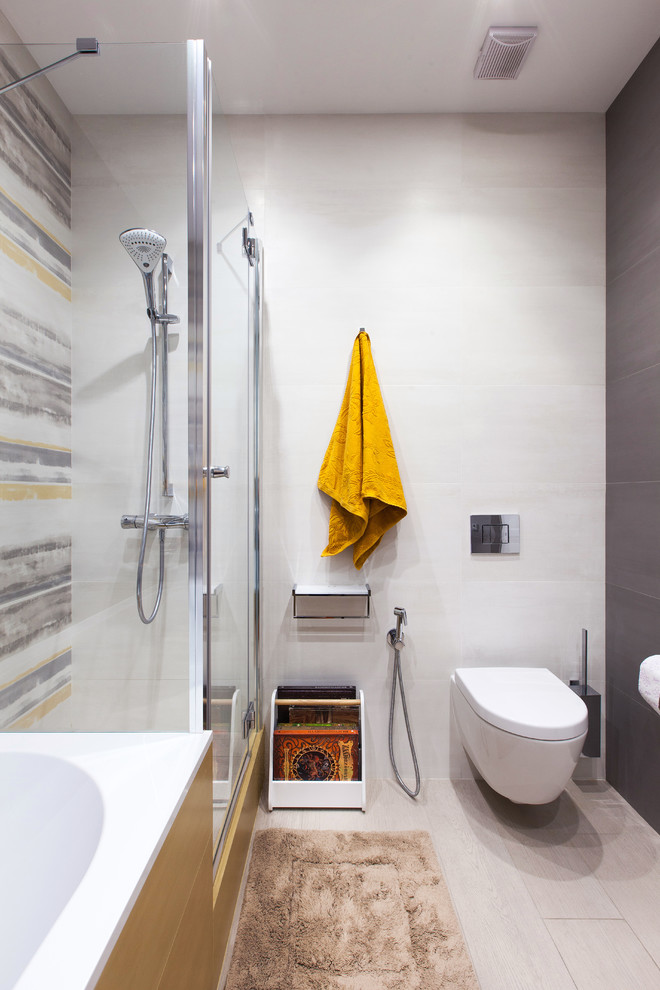 На фото: главная ванная комната среднего размера в современном стиле с инсталляцией, серой плиткой, керамогранитной плиткой, полом из керамогранита, серым полом, душем с распашными дверями и угловым душем с