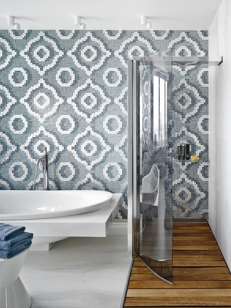 Идея дизайна: главная ванная комната в современном стиле с отдельно стоящей ванной, душем с распашными дверями, душем без бортиков, серой плиткой, плиткой мозаикой и белыми стенами
