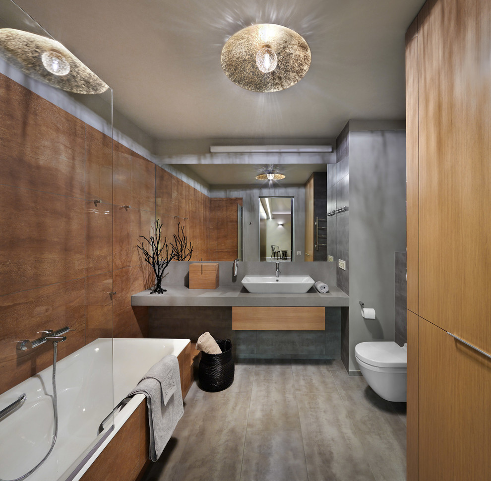 Пример оригинального дизайна: главная ванная комната в современном стиле с плоскими фасадами, светлыми деревянными фасадами, накладной ванной, инсталляцией, коричневой плиткой, серыми стенами, настольной раковиной и открытым душем