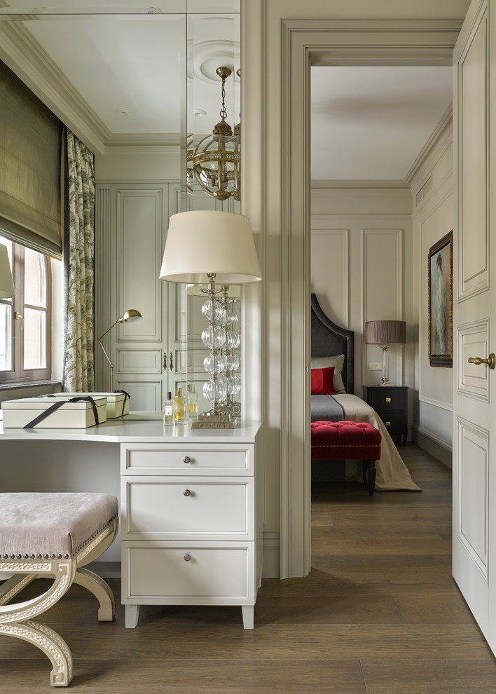 Diseño de cuarto de baño tradicional renovado de tamaño medio con armarios con paneles empotrados, puertas de armario blancas, paredes beige y suelo de madera oscura