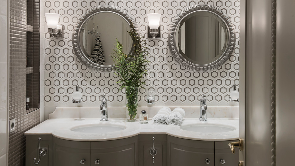 Пример оригинального дизайна: ванная комната в стиле фьюжн с акцентной стеной