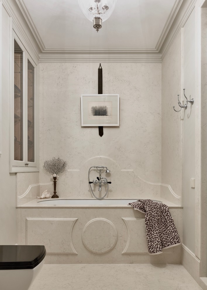 Cette photo montre une salle de bain chic de taille moyenne avec une baignoire en alcôve, un combiné douche/baignoire, un mur beige et un sol beige.