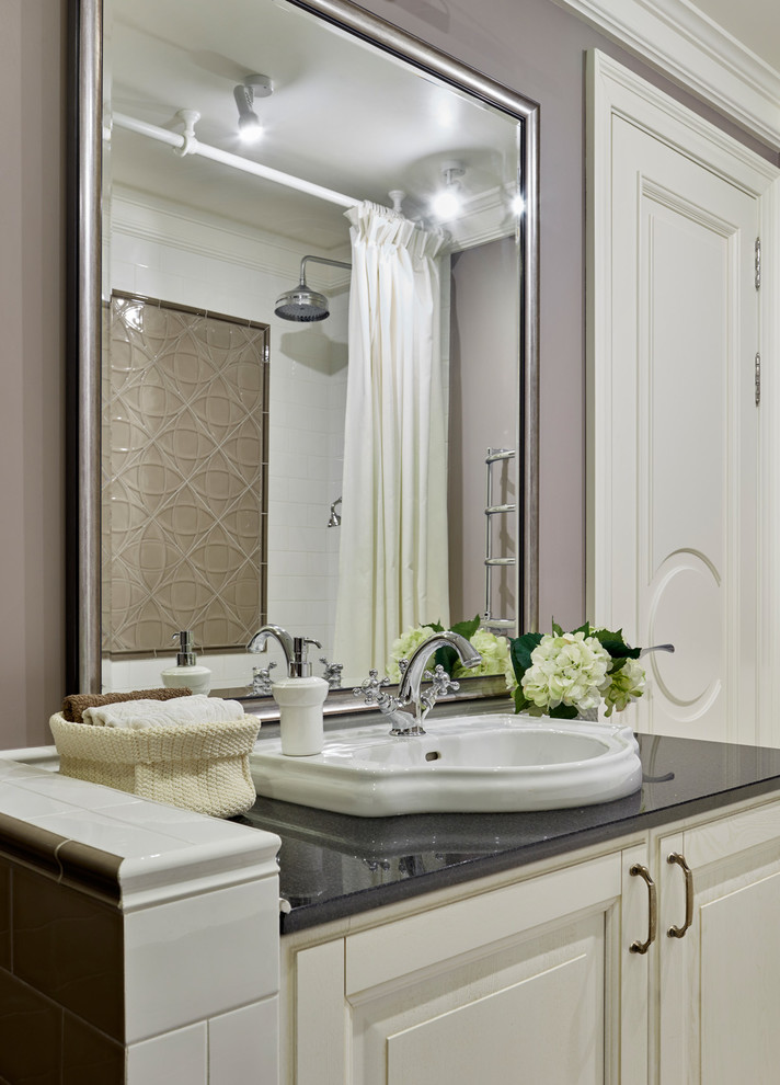 На фото: ванная комната в классическом стиле с белыми фасадами, серыми стенами, накладной раковиной и шторкой для ванной