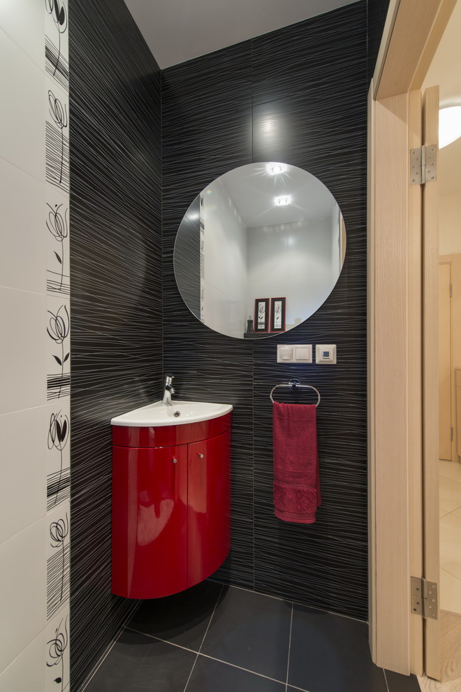 Idée de décoration pour une petite salle de bain design avec un placard en trompe-l'oeil, des portes de placard noires, une baignoire d'angle, WC suspendus, un carrelage noir, des carreaux de céramique, un mur noir, un sol en carrelage de céramique, un plan de toilette en carrelage et un sol noir.