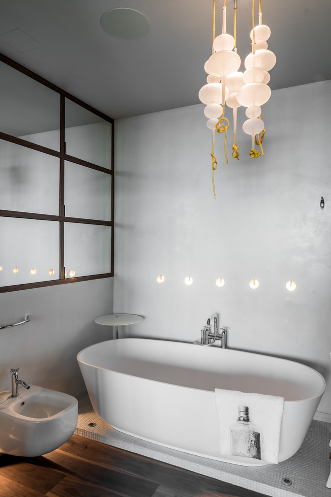 Idéer för att renovera ett funkis en-suite badrum, med ett fristående badkar och grå väggar