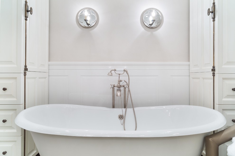 Klassisk inredning av ett badrum, med ett badkar med tassar