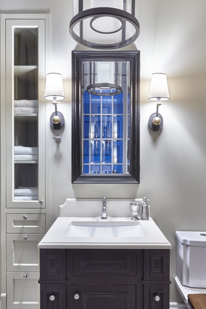 На фото: ванная комната в стиле неоклассика (современная классика) с черными фасадами, раздельным унитазом, серыми стенами и врезной раковиной с