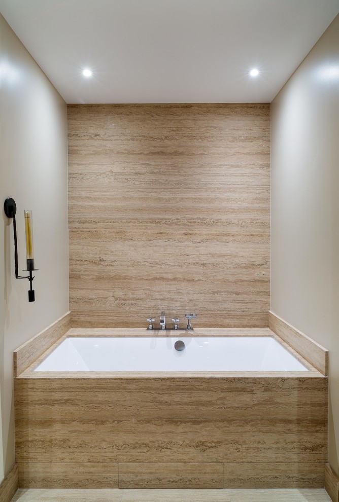 Idée de décoration pour une salle de bain design avec une baignoire en alcôve.