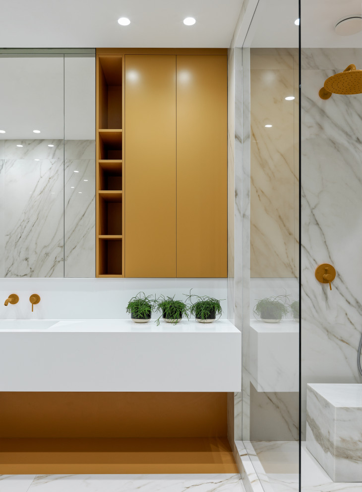 Пример оригинального дизайна: ванная комната в современном стиле с душевой кабиной, монолитной раковиной и подвесной тумбой