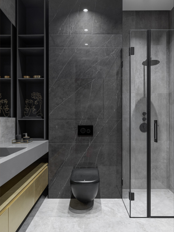 Modernes Duschbad mit flächenbündigen Schrankfronten, gelben Schränken, schwarzen Fliesen, integriertem Waschbecken, grauem Boden, WC-Raum und schwebendem Waschtisch in Moskau