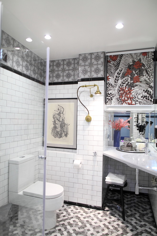 Modelo de cuarto de baño escandinavo pequeño con baldosas y/o azulejos blancas y negros, aseo y ducha, lavabo integrado, ducha esquinera, suelo gris y ducha con puerta con bisagras