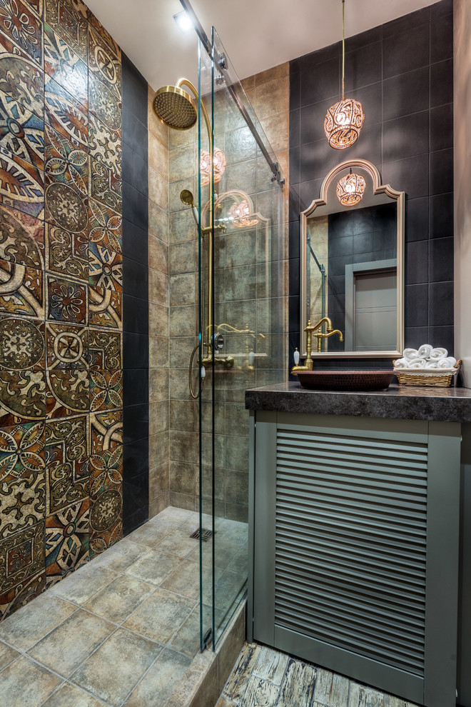 Foto di una stanza da bagno con doccia boho chic con ante a persiana, ante grigie, piastrelle multicolore, lavabo a bacinella, pavimento grigio e top nero