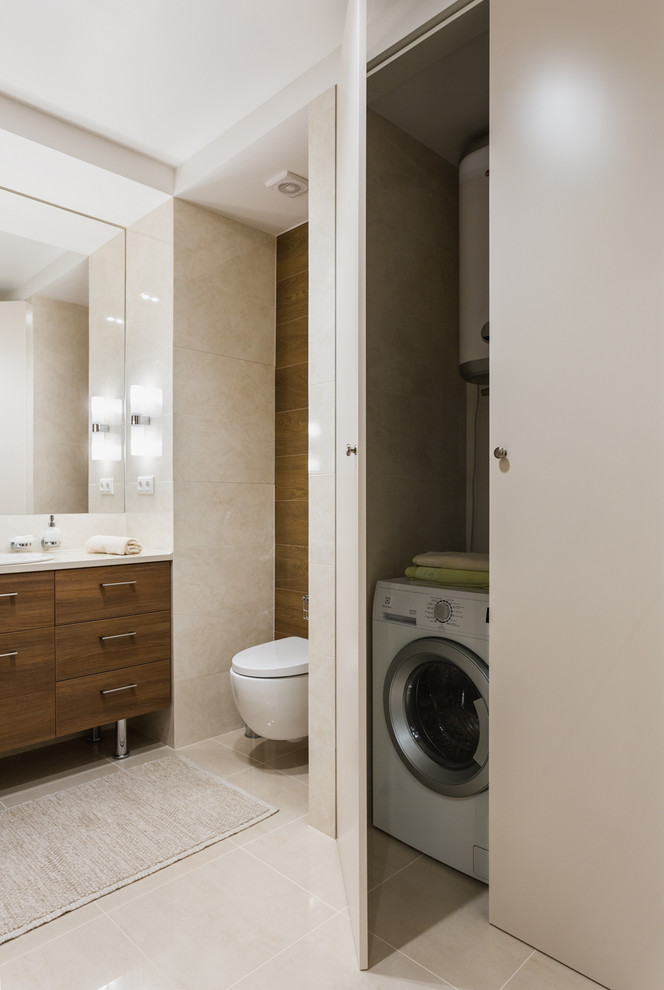 Пример оригинального дизайна: ванная комната среднего размера со стиральной машиной в современном стиле с плоскими фасадами, фасадами цвета дерева среднего тона, бежевыми стенами и полом из керамогранита
