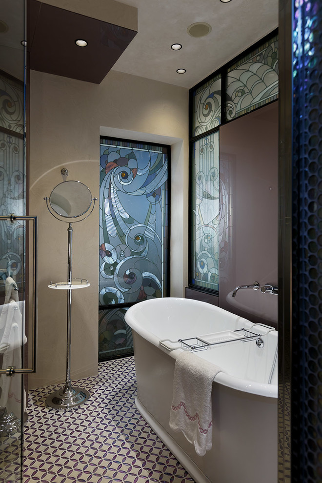 Источник вдохновения для домашнего уюта: главная ванная комната среднего размера с отдельно стоящей ванной, разноцветной плиткой, бежевыми стенами, полом из мозаичной плитки и мраморной столешницей
