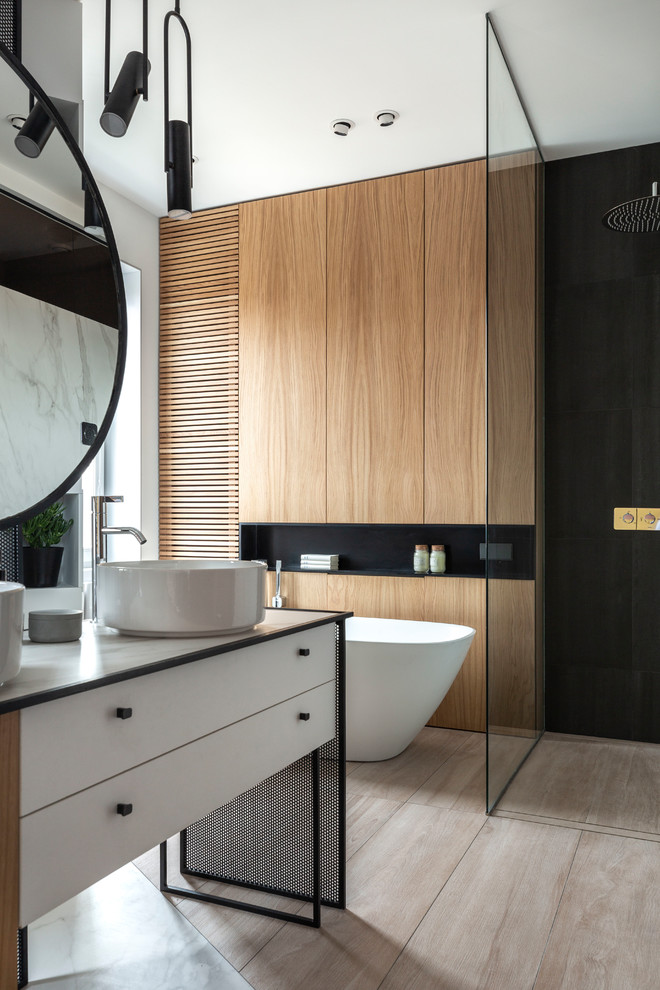 Стильный дизайн: главная ванная комната: освещение в современном стиле с плоскими фасадами, белыми фасадами, настольной раковиной, бежевым полом и белой столешницей - последний тренд