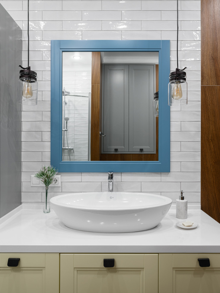 Источник вдохновения для домашнего уюта: ванная комната в современном стиле с фасадами с утопленной филенкой, желтыми фасадами, белой плиткой, настольной раковиной и белой столешницей