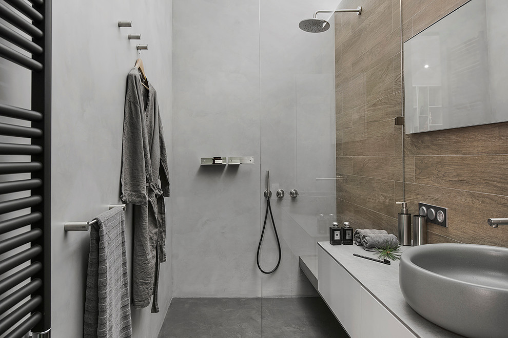 Immagine di una stanza da bagno con doccia industriale con ante lisce, ante bianche, doccia a filo pavimento, piastrelle marroni, pareti grigie, lavabo a bacinella e doccia aperta