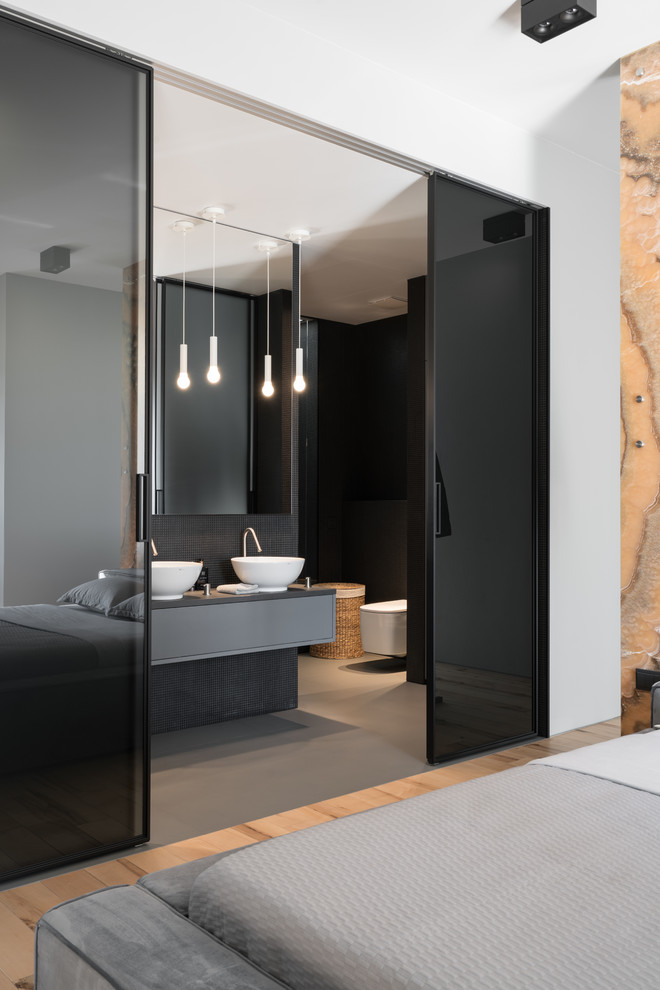 Идея дизайна: ванная комната в современном стиле с плоскими фасадами, серыми фасадами и серым полом
