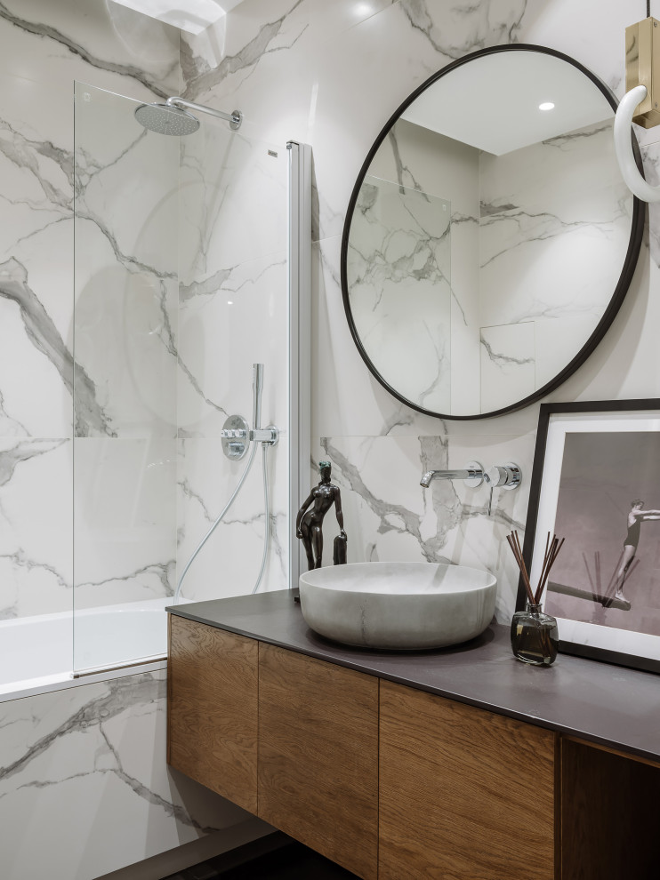 Immagine di una stanza da bagno con doccia minimal con ante lisce, ante in legno scuro, piastrelle bianche, lavabo sottopiano, top grigio, un lavabo e mobile bagno sospeso