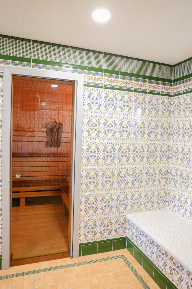 Ejemplo de sauna ecléctica de tamaño medio con baldosas y/o azulejos multicolor, suelo de baldosas de cerámica y suelo marrón