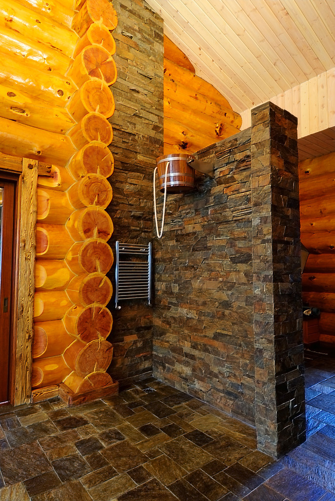 Imagen de sauna de estilo de casa de campo con baldosas y/o azulejos marrones y baldosas y/o azulejos de piedra
