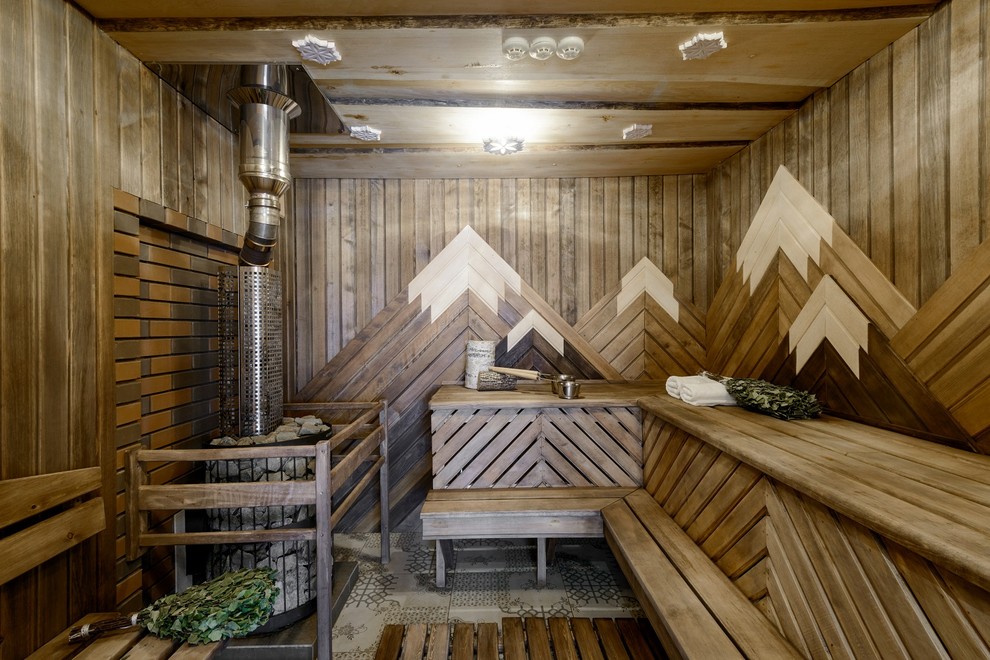 На фото: баня и сауна в стиле рустика с полом из керамической плитки и белым полом