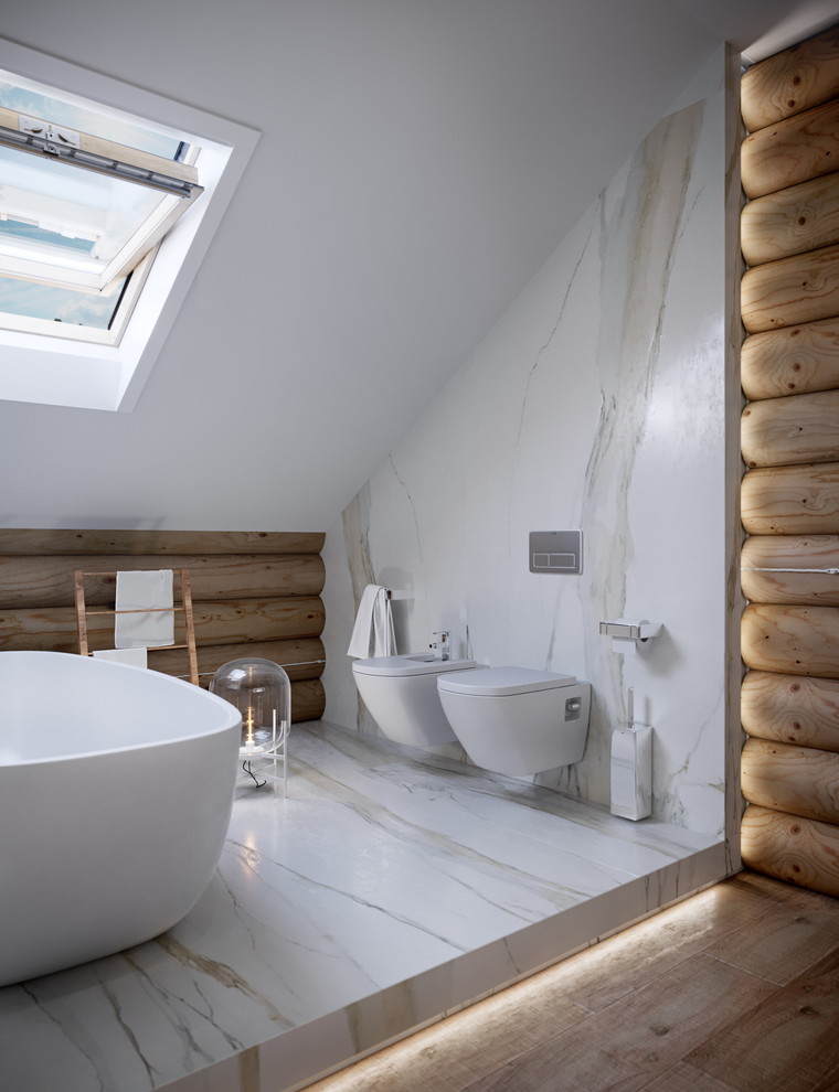 Réalisation d'une grande salle de bain principale design avec une baignoire indépendante, un bidet, un carrelage blanc, des carreaux de porcelaine, un mur blanc, un sol en carrelage de porcelaine et un sol blanc.