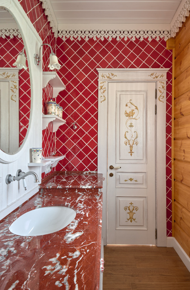 Свежая идея для дизайна: ванная комната в стиле кантри с красной плиткой, коричневыми стенами, паркетным полом среднего тона, врезной раковиной, коричневым полом и красной столешницей - отличное фото интерьера
