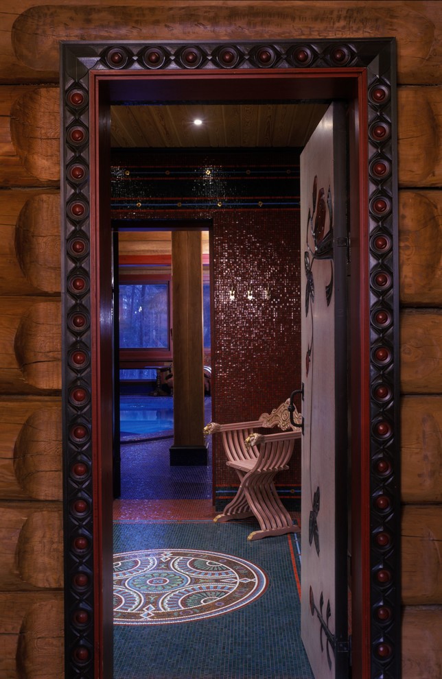 Inspiration pour une salle de bain asiatique de taille moyenne avec un carrelage rouge, mosaïque, un sol en carrelage de terre cuite et un sol turquoise.