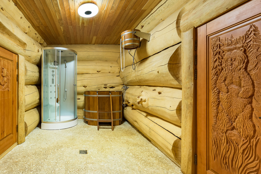 На фото: большая главная ванная комната в стиле рустика с бежевыми фасадами, угловым душем, деревянным полом и бежевыми стенами