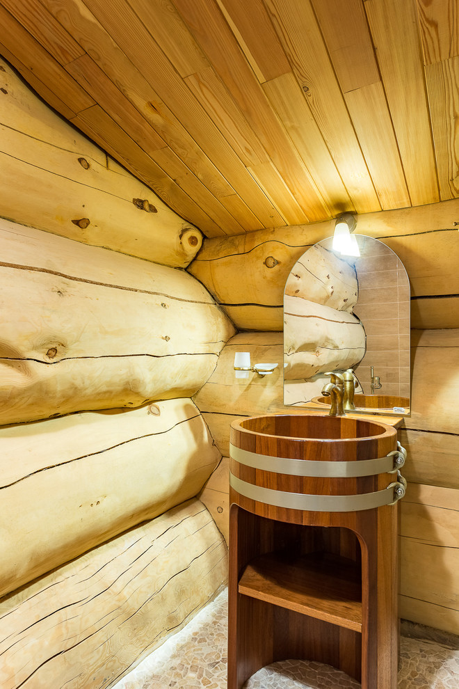 Exemple d'une grande salle de bain montagne en bois brun avec un mur beige, parquet peint et un lavabo de ferme.
