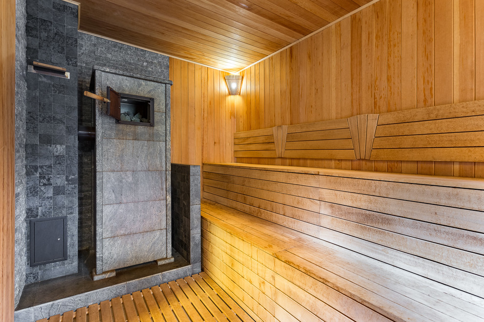 Große Rustikale Sauna mit beigen Schränken und gebeiztem Holzboden in Moskau
