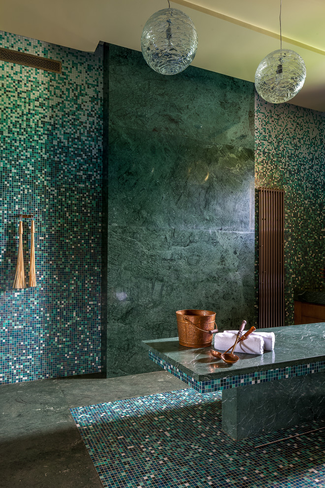 Moderne Sauna mit grünen Fliesen, farbigen Fliesen, Mosaikfliesen, Mosaik-Bodenfliesen und buntem Boden in Sonstige