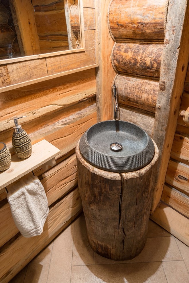 На фото: ванная комната в стиле рустика с коричневыми стенами и накладной раковиной