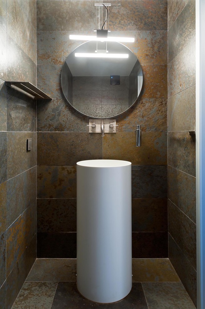 Modelo de cuarto de baño actual con baldosas y/o azulejos grises, baldosas y/o azulejos de pizarra, suelo de pizarra, suelo gris y lavabo con pedestal